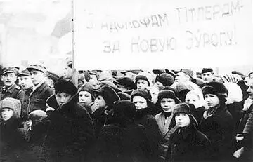 1 мая 1943 г Митинг на Площади Свободы в оккупированном Минске На плакате - фото 217