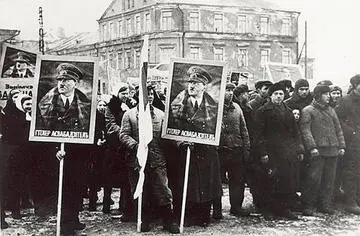 Первомай в оккупированном Минске На плакатах надпись ГIТЛЕР АСВАБАДЗIТЕЛЬ - фото 218