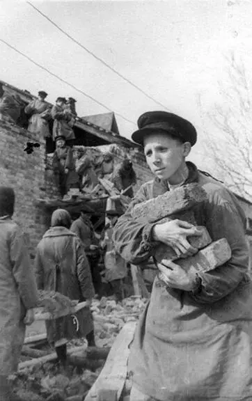 Ученики Тихвинской школы за восстановлением дома 1 мая 1943 г Демонстрация - фото 220