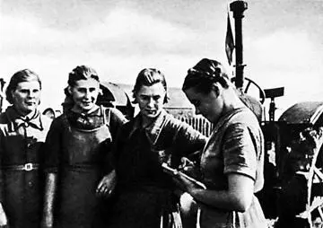 Девушкитрактористки В мае 1943 г налаживается серийное производство - фото 233