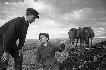 Весенняя страда на освобожденной от оккупантов земле Вспомним как это было - фото 238