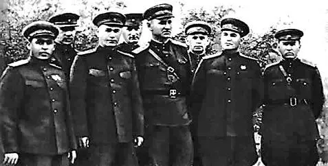 Командующий 56й армией А А Гречко среди генералов и офицеров штаба и - фото 241