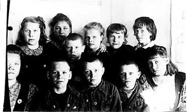 Воспитанники Репинского детского дома В это же время В условиях войны - фото 25