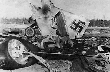 Уничтоженный фашистский самолет Военные действия на других театрах Второй - фото 251