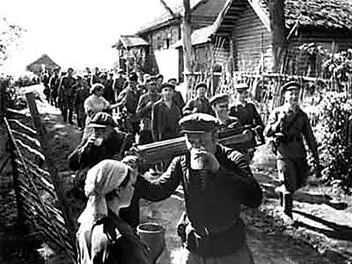 Радушная встреча партизан местными жителями Военные действия на других - фото 257