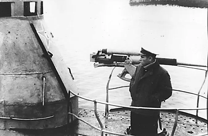 Командир Щ303 Иван Васильевич Травкин на палубе своего корабля В - фото 302