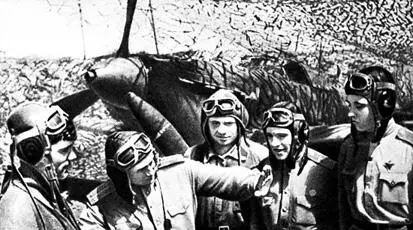 Советские летчики после выполнения боевого задания 1943 г В это время - фото 313