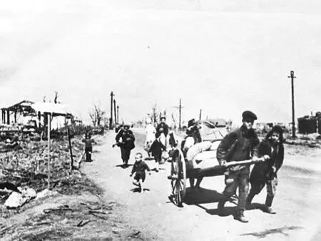 Дорога домой Дети за партами разрушенной школы в Сталинграде Весна 1943 - фото 318