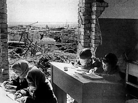 Дети за партами разрушенной школы в Сталинграде Весна 1943 года В это время - фото 319