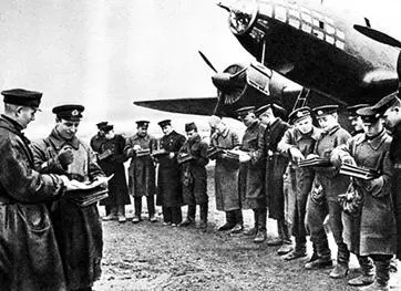 Советские летчики получают боевое задание 1943 г Роль союзников во Второй - фото 325