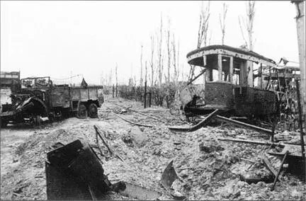 Весна 1943 г Сталинград Разбитые трамвайные вагоны собирали после победы в - фото 37