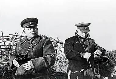 Командующий Воронежским фронтом Н Ф Ватутин слева и член Военного Совета - фото 366