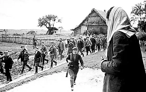 Встреча сынапартизана с матерью Ленинградская область 1943 год 26 мая - фото 377