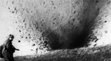 Горячий бой В особо трудные минуты советские воины готовясь к тяжелым боям - фото 380