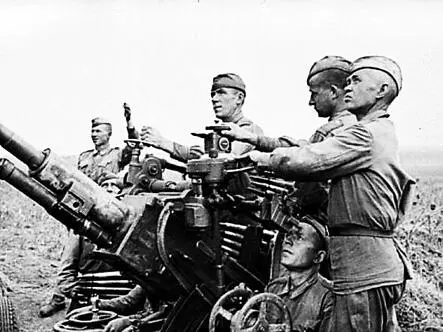 Советские зенитчики на боевой позиции 1943 г В это же время В период - фото 383