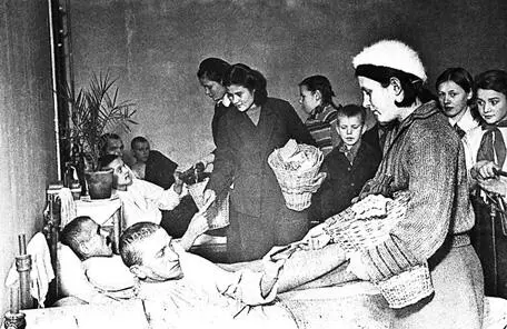 Учителя и школьники при посещении раненых воинов Красной Армии Обращаясь к - фото 39
