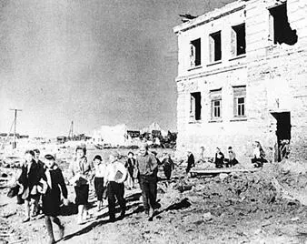 Советские дети возвращаются домой с уроков из разрушенной школы в освобожденном - фото 7