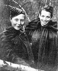 Подруги Маша Поливанова и Наташа Ковшова 14 августа 1942 года возле деревни - фото 82