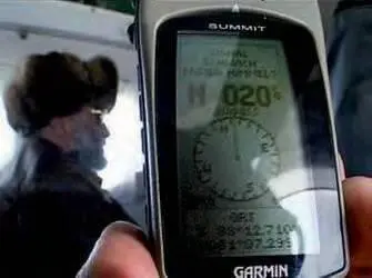 В самолете тревожный момент Паулсен и Чилингаров совещаются Вместо вышедших - фото 68