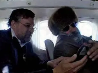 В самолете тревожный момент Паулсен и Чилингаров совещаются Вместо вышедших - фото 69