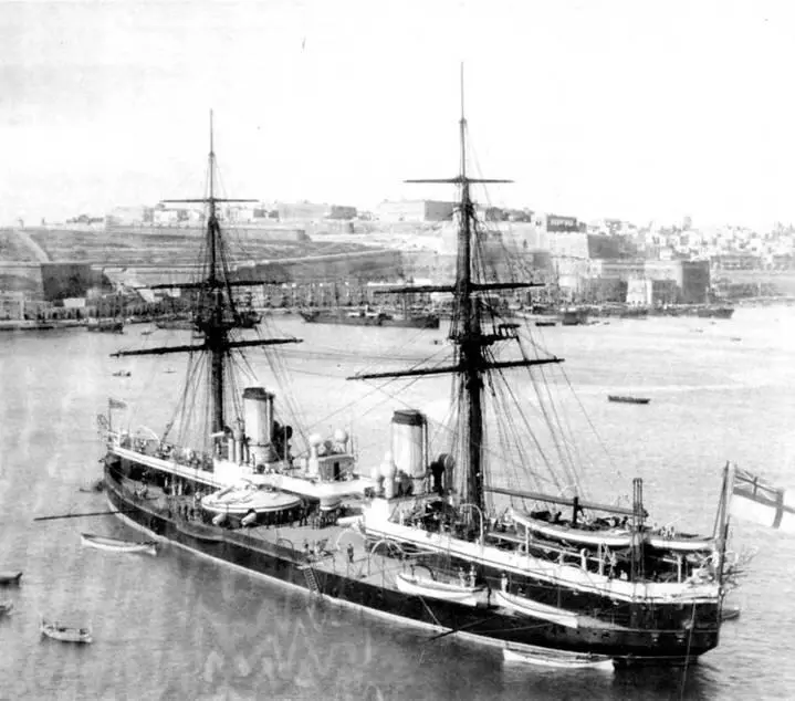 Inflexible после вступления в строй в 1881 г вверху и на Мальте 16 октября - фото 29