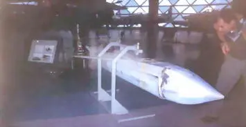 После испытаний в 199697 годах AGM154A была принята на вооружение и имела - фото 166