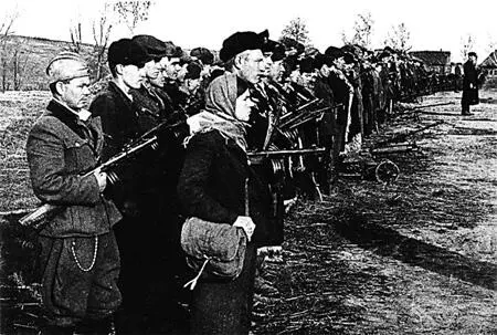 Построение партизанского отряда перед рейдом в тыл врага Немецкофашистское - фото 109