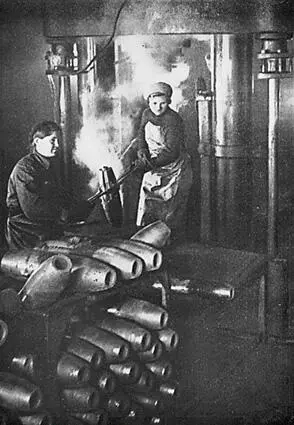 Изготовление снарядов для фронта Партизанки отряда С А Ковпака Вспомним - фото 138