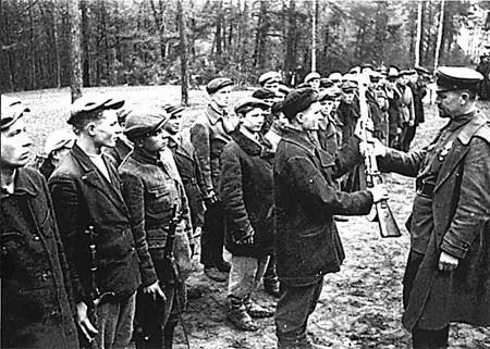 Вручение личного оружия партизанам 20 августа 1943 г Пятница - фото 166