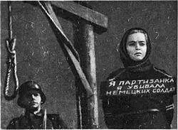 ВПМарецкая в фильме Она защищает Родину Дневной киносеанс на передовой в - фото 171