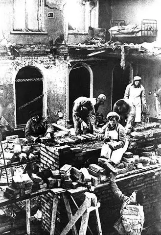 Восстановление домов после бомбёжек в блокадном Ленинграде Исторические - фото 175