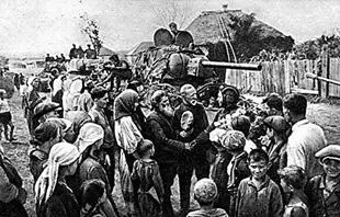 Население радостно встречает освободителей Харьковская область 1943 г 24 - фото 194