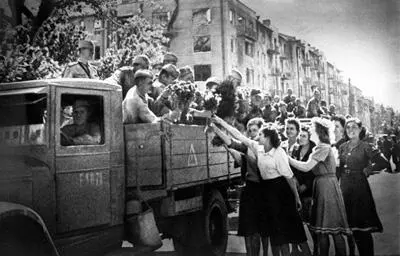Харьковчане встречают своих освободителей 24 августа 1943 г Проводится - фото 203