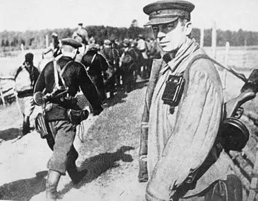 Партизаны уходят на боевое задание Летом 1943 г свыше 200 тыс квадратных - фото 212