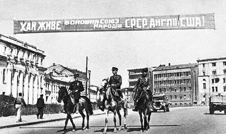 В освобожденном Харькове август 1943 г Полдень 30 августа 130я и 416я - фото 241