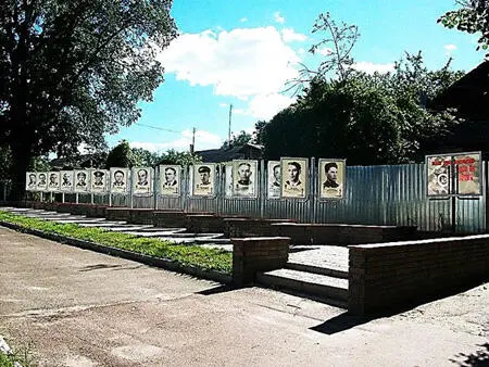 Память сердца Мемориал погибшим в войне солдатам г Глухов В эти часы - фото 243
