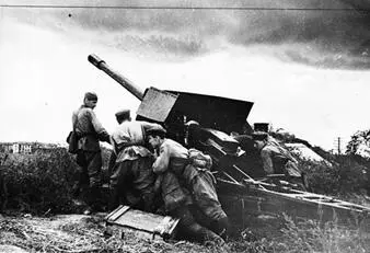 Советские артиллеристы выкатывают орудие на огневую позицию Донбасс1943 г - фото 271