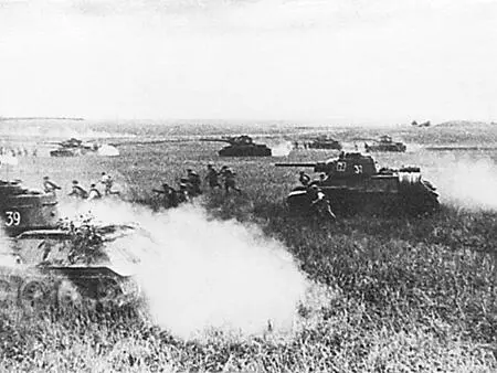 Танки Т34 во взаимодействии с пехотой в бою Для улучшения артиллерийского - фото 299