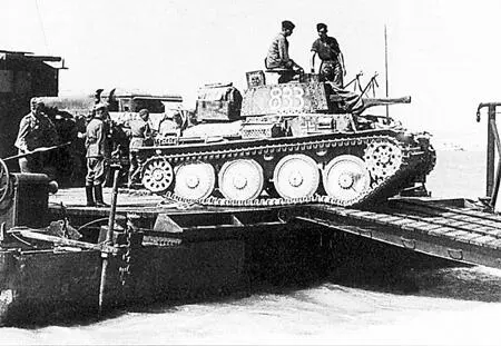 Немецкий танк чешского производства Pz38t выгружается с самоходного парома - фото 308