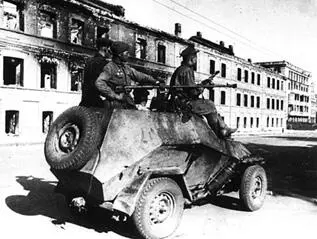 Советские воины на бронеавтомобиле Сталино 1943 г В последние дни фашисты - фото 319