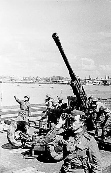 Расчет зенитного орудия 85мм образца 1939 г на набережной Ленинграда - фото 329