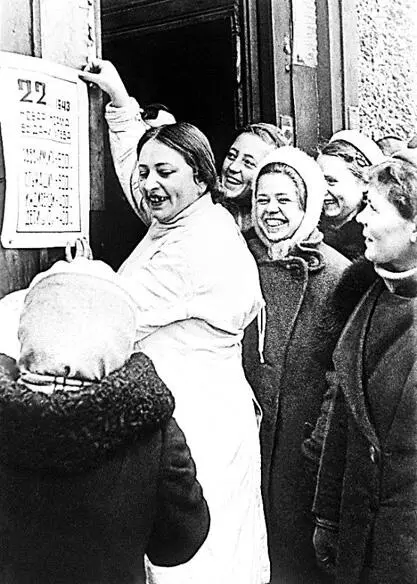 Блокада Ленинграда 1943 год У хлебного магазина Норма выдачи увеличена на - фото 330