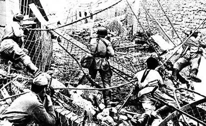 Бои в районе цементных заводов сентябрь 1943 г Советские воины атакуют - фото 365