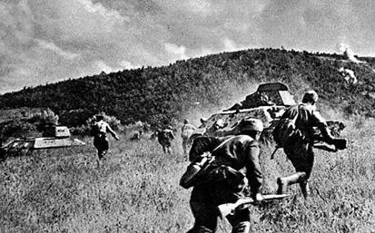 Советские воины атакуют врага сентябрь 1943 г После жестокого боя в районе - фото 366