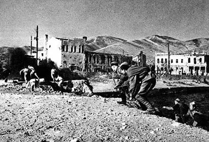 Десантники высаживаются на берег в районе клуба моряков сентябрь 1943 г - фото 367