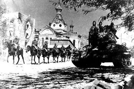 Советские солдаты в освобожденном Новороссийске Горят в родном Новороссийске - фото 418