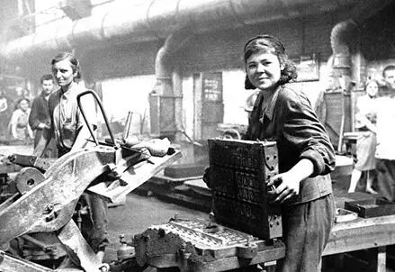 Женщинызабойщики перед спуском в шахту имени Калинина 1943 год Донбасс - фото 442