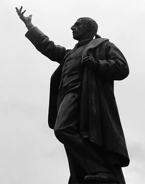 Бронзовые литеры украдены но по их следам на постаменте еще можно прочитать - фото 17
