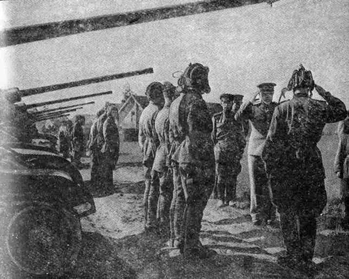 Комбриг гвардии подполковник М Г Фомичев проверяет готовность экипажей к бою - фото 10