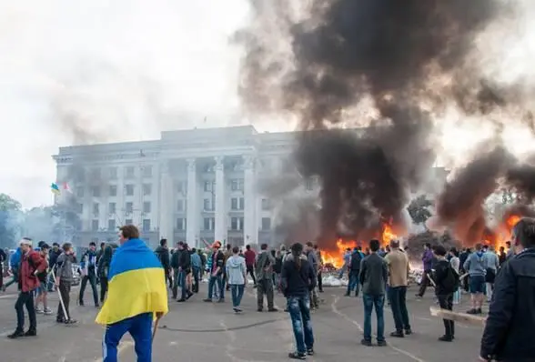 Евромайдановцы начинают жечь палатки куликовцев Подоженные палатки - фото 24